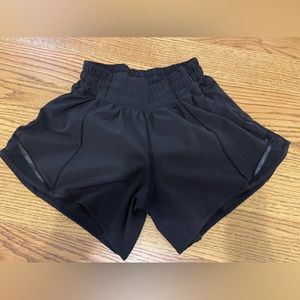 Lululemon Athletica Hotty Hot Low Rise 4" size 2 Black
